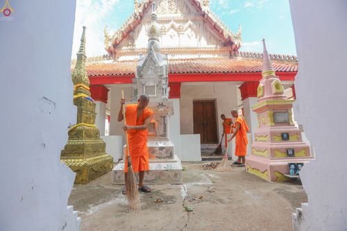คณะพระธุดงค์ธรรมยาตรา ทำกิจกรรมบำรุงศาสนสถาน เตรียมงานจุดประทีป วันที่ 28 มิถุนายน พ.ศ. 2561 ณ วัดท่าหลวงพล ตำบลท่าชุมพล อำเภอโพธาราม จังหวัดราชบุรี