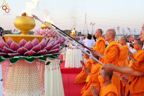 คณะสงฆ์และสาธุชนกำลังประกอบพิธีจุดประทีปถวายเป็นพุทธบูชาในโครงการธรรมยาตรากตัญญูบูชา ณ อนุสรณ์สถานบางปลา
