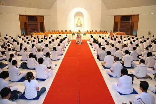 พุทธศาสนิกชนสวมชุดขาวร่วมพิธีทอดกฐินภายในอนุสรณ์สถานมหาวิหาร พระมงคลเทพมุนีฯ