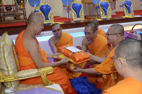 พระสงฆ์กำลังถวายพานพุ่มผ้าไตรแด่พระเถระผู้ใหญ่ในพิธีแต่งตั้งพระครูปลัดธวัฒชัย ธชุตฺตโม