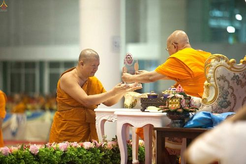 พระภิกษุสงฆ์กำลังรับมอบโล่เกียรติยศจากพระเถระผู้ใหญ่ในงานวันสมาธิโลก