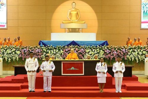 พระสงฆ์และข้าราชการในชุดเครื่องแบบปกติขาวร่วมพิธีทางศาสนาเนื่องในวันสมาธิโลก