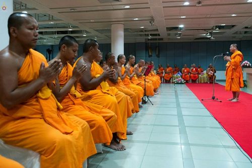 พระภิกษุสงฆ์นั่งพนมมือฟังการบรรยายในพิธีอนุโมทนาขอบคุณวัดในเส้นทางธรรมยาตรา