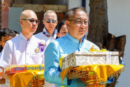 กลุ่มพุทธศาสนิกชนถือพานพุ่มบริวารกฐินในขบวนพิธีทอดกฐินสามัคคีที่วัดพระธรรมกายโจฮันเนสเบิร์ก