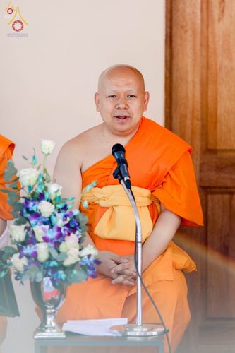 พระภิกษุสงฆ์นั่งแสดงธรรมหน้าไมโครโฟนในพิธีทางศาสนาพุทธที่ประเทศแอฟริกาใต้
