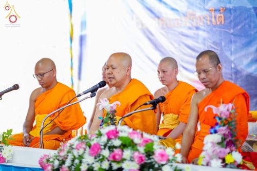 พระภิกษุสงฆ์ไทยกำลังประกอบพิธีทางศาสนาในงานฉลองอุโบสถและทอดกฐินสามัคคีที่วัดพระธรรมกายโจฮันเนสเบิร์ก