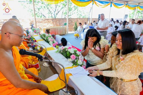 พุทธศาสนิกชนกำลังถวายปัจจัยแด่พระภิกษุสงฆ์ในพิธีทอดกฐินสามัคคีที่วัดพระธรรมกายโจฮันเนสเบิร์ก