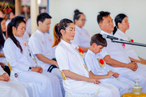 กลุ่มพุทธศาสนิกชนสวมชุดขาวนั่งสมาธิในพิธีฉลองอุโบสถและทอดกฐินสามัคคีที่วัดพระธรรมกายโจฮันเนสเบิร์ก