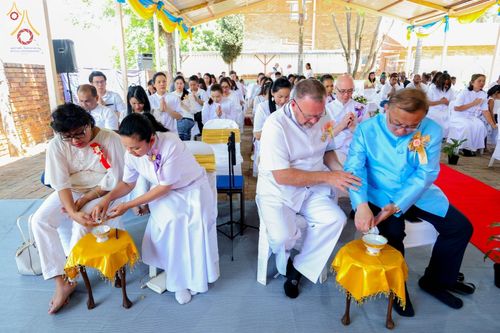 พุทธศาสนิกชนร่วมพิธีฉลองอุโบสถและทอดกฐินสามัคคีที่วัดพระธรรมกายโจฮันเนสเบิร์ก ประเทศแอฟริกาใต้