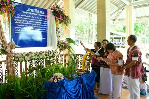 กลุ่มพุทธศาสนิกชนกำลังทำพิธีดึงริบบิ้นเปิดป้ายประวัติศาลาวัดทุ่งเจริญธรรม จังหวัดเชียงใหม่