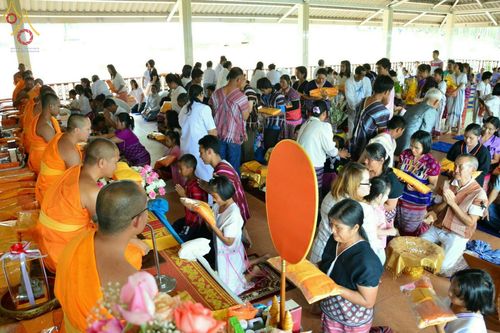 พุทธศาสนิกชนร่วมพิธีทอดกฐินสามัคคีและถวายผ้ากฐินแด่พระภิกษุสงฆ์ภายในวัดทุ่งเจริญธรรม จังหวัดเชียงใหม่