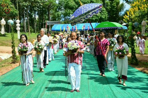 กลุ่มพุทธศาสนิกชนแต่งกายชุดพื้นเมืองร่วมขบวนแห่กฐินสามัคคีภายในวัดทุ่งเจริญธรรม จังหวัดเชียงใหม่