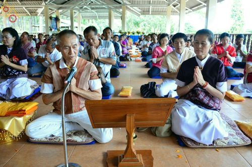 กลุ่มพุทธศาสนิกชนนั่งพนมมือประกอบพิธีทอดกฐินสามัคคีภายในศาลาวัดทุ่งเจริญธรรม จังหวัดเชียงใหม่