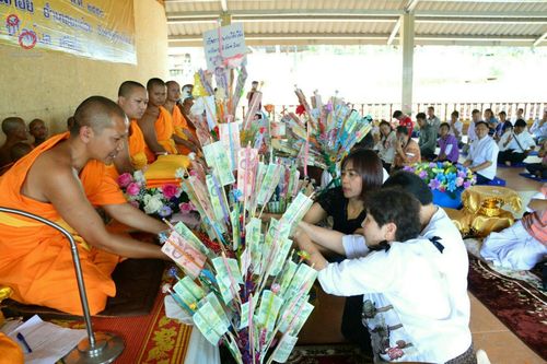 พระสงฆ์รับถวายต้นกฐินจากพุทธศาสนิกชนในพิธีทอดกฐินสามัคคี