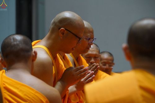 กลุ่มนาคธรรมทายาทพนมมือสำรวมในพิธีอุปสมบทหมู่ ณ วัดพระธรรมกาย