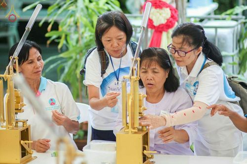 กลุ่มพุทธศาสนิกชนกำลังช่วยกันใช้เครื่องมือพิมพ์พระของขวัญรุ่นบรรลุธรรมอย่างตั้งใจ