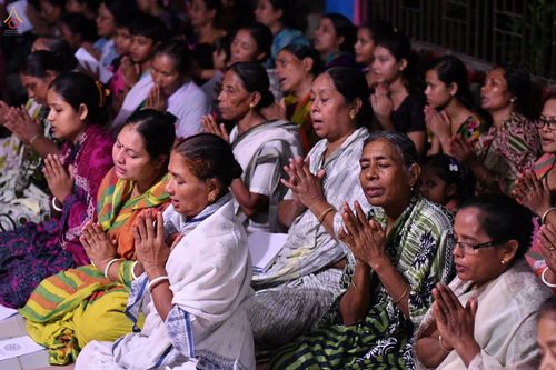 กลุ่มพุทธศาสนิกชนชาวบังกลาเทศนั่งพนมมือสวดมนต์ในพิธีทางศาสนา ณ วัด Gohira Shantemay Vihar