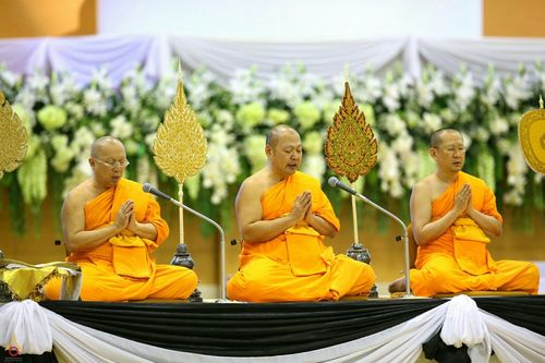 พระสงฆ์ 3 รูป นั่งพนมมือบนอาสนะในพิธีบำเพ็ญกุศลสตมวาร 100 วัน