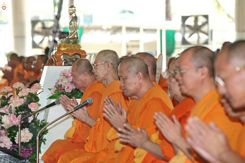 คณะสงฆ์นั่งพนมมือประกอบพิธีทางศาสนาในวันมหาปูชนียาจารย์