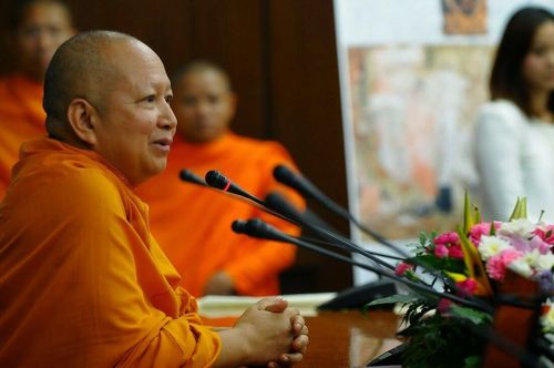 พระสงฆ์กำลังพูดผ่านไมโครโฟนในการสัมมนาเรื่อง Mes Aynak ที่รัฐสภา