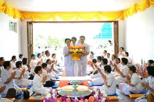 พุทธศาสนิกชนสวมชุดขาวร่วมพิธีทอดกฐินมหาสามัคคี ณ ธุดงคสถานลำพูน