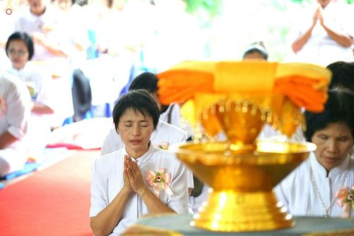 พุทธศาสนิกชนสวมชุดขาวประนมมือในพิธีทอดกฐินมหาสามัคคี ณ ธุดงคสถานลำพูน
