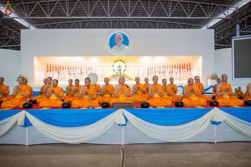 คณะพระภิกษุสงฆ์นั่งเรียงแถวบนเวทีเพื่อประกอบพิธีทางศาสนา