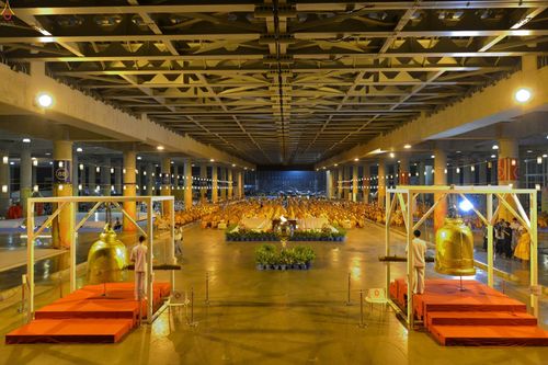 พระภิกษุสงฆ์และสาธุชนร่วมพิธีปิดแผ่นทองระฆังธรรมและสวดธัมมจักกัปปวัตนสูตร