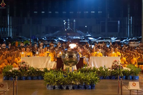 พระภิกษุสงฆ์และสาธุชนร่วมพิธีปิดแผ่นทองระฆังธรรมและสวดธัมมจักกัปปวัตนสูตรในยามค่ำคืน