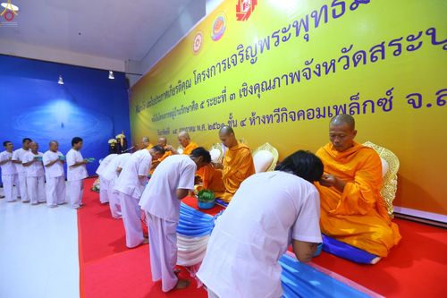 พระภิกษุสงฆ์กำลังประกอบพิธีตัดปอยผมให้แก่ผู้เข้าร่วมโครงการอุปสมบทหมู่ธรรมทายาทในห้างสรรพสินค้า