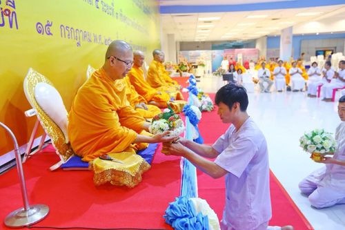 พระภิกษุสงฆ์ประกอบพิธีตัดปอยผมให้แก่ธรรมทายาทในชุดสีขาวภายในห้างสรรพสินค้า