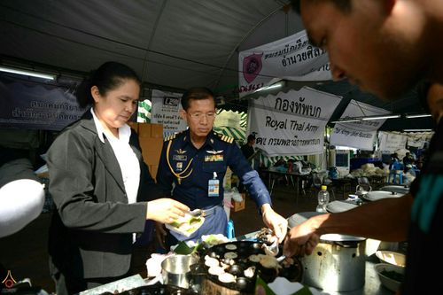 บริการอาหารและน้ำดื่ม ฟรี ให้แก่ประชาชนที่เดินทางสักการะพระบรมศพฯ