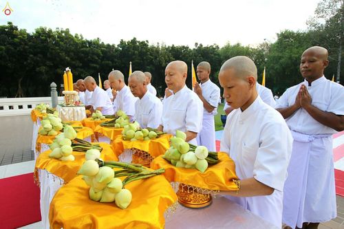 กลุ่มนาคธรรมทายาทในชุดขาวถือพานดอกบัวประกอบพิธีทางศาสนา