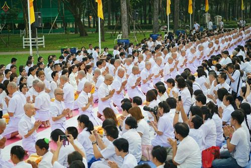 นาคธรรมทายาทและสาธุชนในชุดขาวนั่งพนมมือร่วมพิธีบรรพชาอุปสมบทหมู่นาคธรรมทายาท