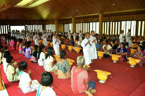 กลุ่มนาคในชุดขาวและพุทธศาสนิกชนร่วมพิธีบรรพชาสามเณรภายในศาลาวัดแม่ขิง