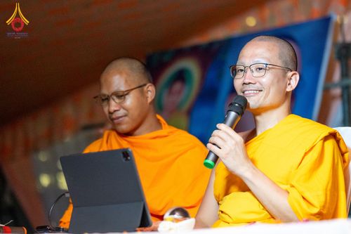 พระสงฆ์สองรูปกำลังบรรยายธรรมและใช้งานแท็บเล็ตในโครงการบรรพชาสามเณรที่ประเทศอินเดีย