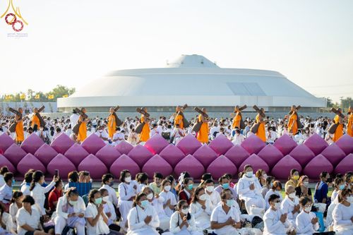 คณะพระธรรมยาตราเดินแถวเข้าสู่อนุสรณ์สถานบางปลา โดยมีพุทธศาสนิกชนชุดขาวนั่งรอต้อนรับอย่างสงบ