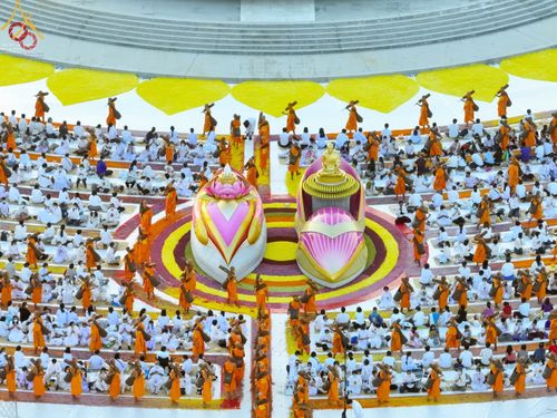 พระธรรมยาตราเดินแถวในพิธีต้อนรับ ณ อนุสรณ์สถานบางปลา โดยมีพุทธศาสนิกชนนั่งรอต้อนรับท่ามกลางการตกแต่งพื้นที่ด้วยกลีบดอกไม้