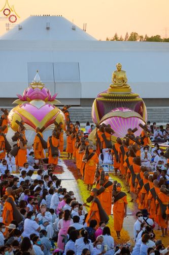 คณะพระธรรมยาตราเดินแถวท่ามกลางพุทธศาสนิกชน ณ อนุสรณ์สถานบางปลา ในโครงการธรรมยาตรากตัญญูบูชา มหาปูชนียาจารย์