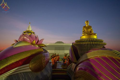 คณะพระธรรมยาตราเดินแถวเข้าสู่อนุสรณ์สถานบางปลา โดยมีรูปหล่อทองคำพระมงคลเทพมุนีประดิษฐานอยู่บนฐานดอกบัวทองคำ