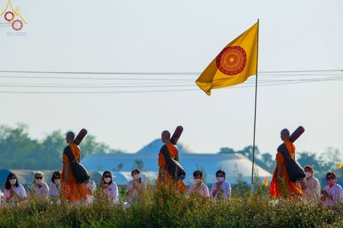 คณะพระธรรมยาตราและสาธุชนเดินในโครงการธรรมยาตรากตัญญูบูชา ณ อนุสรณ์สถานบางปลา