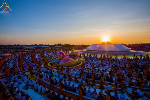 พระภิกษุสงฆ์และสาธุชนจำนวนมากร่วมพิธีต้อนรับพระธรรมยาตรา ณ อนุสรณ์สถานบางปลา ในช่วงพระอาทิตย์ตกดิน