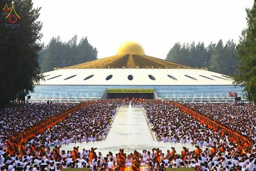 พุทธศาสนิกชนและพระภิกษุสงฆ์จำนวนมากร่วมพิธีต้อนรับพระธุดงค์หน้ามหาธรรมกายเจดีย์