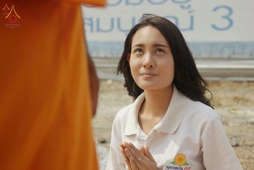 หญิงสาวพนมมือด้วยความเลื่อมใสศรัทธาขณะต้อนรับพระธุดงค์ในโครงการธุดงค์ธรรมชัย