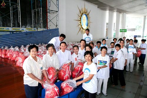 กลุ่มอาสาสมัครกำลังช่วยกันจัดเตรียมถุงยังชีพสีแดงจำนวนมากเพื่อนำไปแจกจ่ายช่วยเหลือผู้ประสบภัย