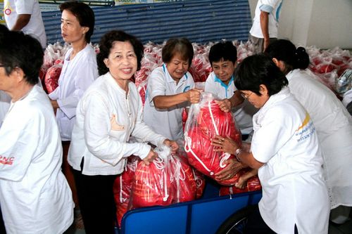 กลุ่มอาสาสมัครหญิงกำลังช่วยกันจัดเตรียมถุงยังชีพสีแดงเพื่อนำไปช่วยเหลือผู้ประสบภัย