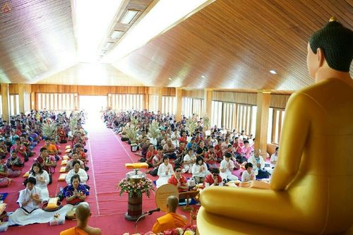 พุทธศาสนิกชนจำนวนมากร่วมพิธีทอดกฐินภายในวิหารวัดแม่ขิง