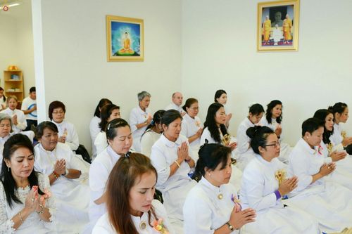 กลุ่มพุทธศาสนิกชนสวมชุดขาวนั่งพนมมือร่วมพิธีเปิดวัดพุทธไอซ์แลนด์