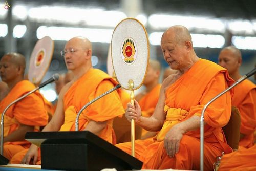 พระภิกษุสงฆ์กำลังประกอบพิธีกรรมทางศาสนาโดยมีพระเถระถือพัดยศเป็นประธานในพิธี