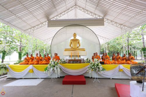 คณะสงฆ์นั่งสมาธิและเจริญชัยมงคลคาถาหน้าพระพุทธรูปในพิธีถวายพระพร เนื่องในโอกาสพระราชพิธีประกาศใช้รัฐธรรมนูญแห่งราชอาณาจักรไทย ณ วัดพระธรรมกาย